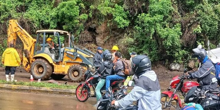 Autoridades agilizan las acciones de limpieza en distintas rutas afectadas por incidentes