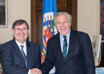 Luis Almagro y observador de la OEA.