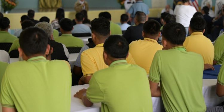 Jóvenes asisten al acto de celebración del quinto aniversario del Modelo de Gestión Juvenil Casa Intermedia.