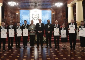 Ellos son cinco de los 10 galardonados con la Orden Nacional Francisco Marroquín