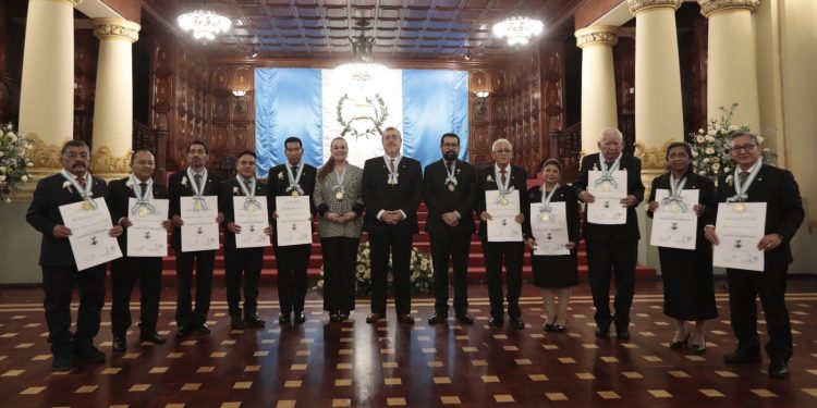 Ellos son cinco de los 10 galardonados con la Orden Nacional Francisco Marroquín