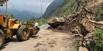 Personal de la Zona Vial 5 de Caminos realiza limpieza en el kilómetro 210, ruta Cito Zarco, Zunil, Quetzaltenango. / Foto: Conred.