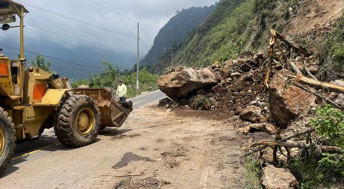 Personal de la Zona Vial 5 de Caminos realiza limpieza en el kilómetro 210, ruta Cito Zarco, Zunil, Quetzaltenango. / Foto: Conred.