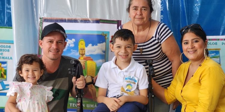 Remozamiento de escuelas: Matthew André, el estudiante distinguido en aldea Jones, Río Hondo, Zacapa