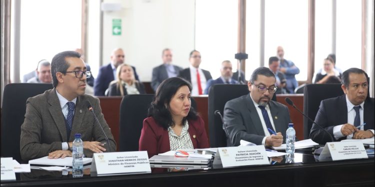 Ministro de Finanzas Públicas en el Congreso de la República.