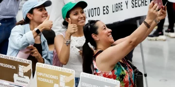 Mujeres, orgullosas de votar por la primera presidenta de México. / Foto: EFE