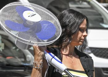 Las olas de calor en Italia han hecho que muchas personas busquen soluciones como ventiladores, a causa de temperaturas récord en diferentes ciudades.
