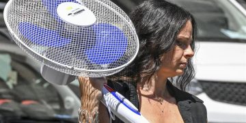 Las olas de calor en Italia han hecho que muchas personas busquen soluciones como ventiladores, a causa de temperaturas récord en diferentes ciudades.