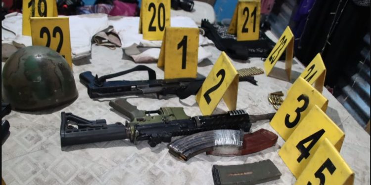 PNC localiza fusiles de asalto durante allanamiento en Villa Nueva