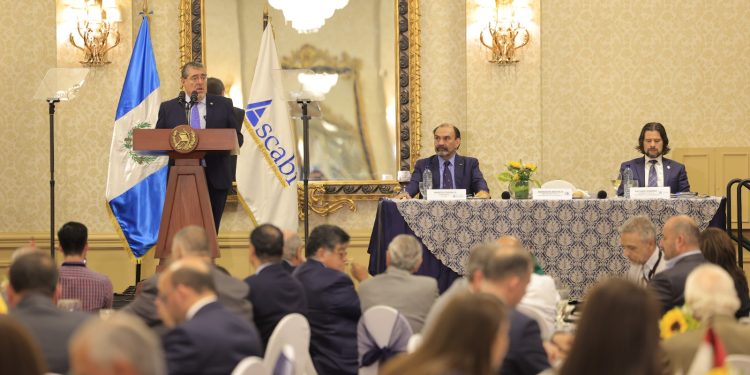 El presidente Bernardo Arévalo sostiene reunión con representantes de las Cámaras Binacionales de Comercio.