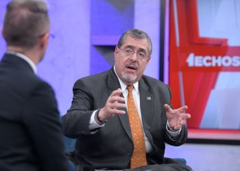 En entrevista con Canal Antigua, el presidente Bernardo Arévalo reitera la importancia de recuperar el Aeropuerto Internacional La Aurora. /Foto: Carlos Jacinto