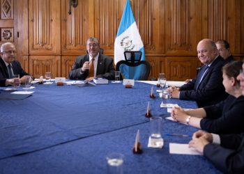 El presidente Bernardo Arévalo, durante reunión con la misión de la OEA para observar la elección de cortes. /Foto: Dickéns Zamora