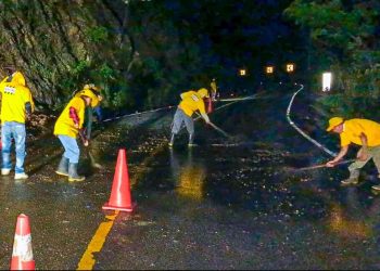 Personal de Covial trabaja en derrumbe en el kilómetro 111 de la RN-18. Jalapa