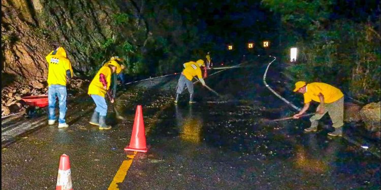 Personal de Covial trabaja en derrumbe en el kilómetro 111 de la RN-18. Jalapa