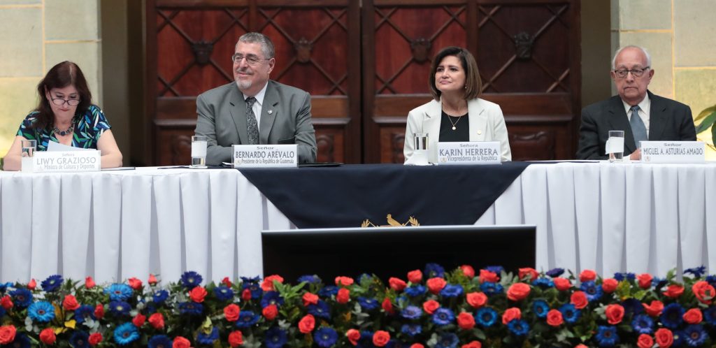 Presidente Arévalo en la mesa principal por homenaje a Miguel Ángel Asturias. / Foto: Alejandro García y Gilber García.