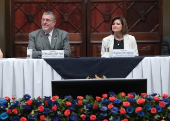 Presidente Arévalo en la mesa principal por homenaje a Miguel Ángel Asturias. / Foto: Alejandro García y Gilber García.