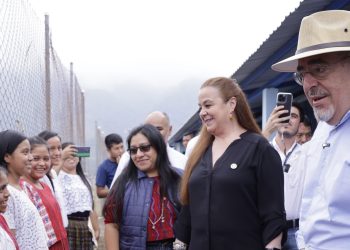 Presidente Arévalo y ministra de Educación durante inauguración de trabajos en escuela de Naxombal. / Foto: Dickéns Zamora.