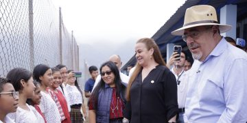 Presidente Arévalo y ministra de Educación durante inauguración de trabajos en escuela de Naxombal. / Foto: Dickéns Zamora.