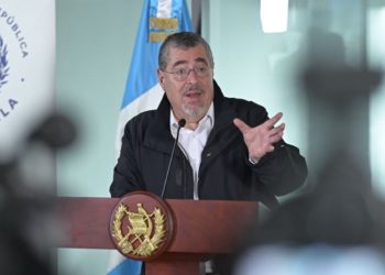 Presidente Bernardo Arévalo en conferencia de prensa en el Aeropuerto Internacional La Aurora