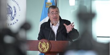 Presidente Bernardo Arévalo en conferencia de prensa en el Aeropuerto Internacional La Aurora