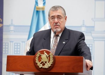 Presidente Bernardo Arévalo en conferencia de prensa anuncia entrega de bono a familias más necesitadas.
