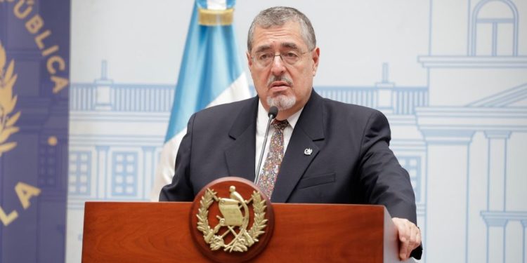 Presidente Bernardo Arévalo en conferencia de prensa anuncia entrega de bono a familias más necesitadas.