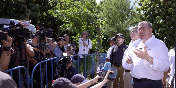 Presidente Bernardo Arévalo en conferencia de prensa.