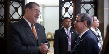 Presidente Bernardo Arévalo en reunión con misión de la OEA.