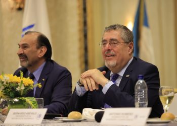 Presidente Bernardo Arévalo en reunión de trabajo con miembros de ASCABI.