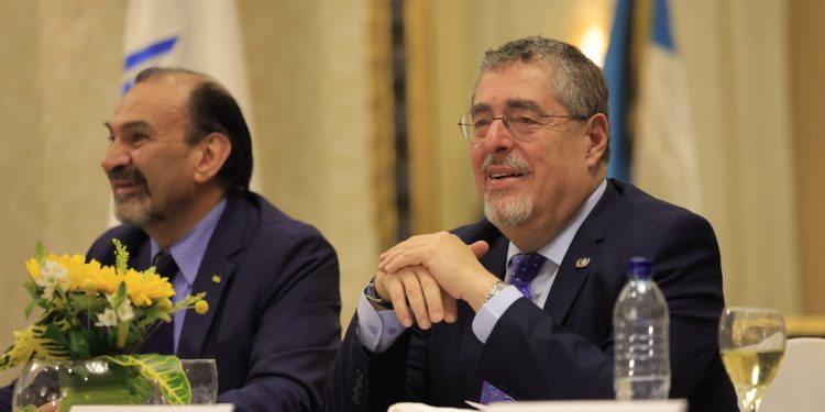 Presidente Bernardo Arévalo en reunión de trabajo con miembros de ASCABI.