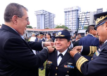 Presidente Bernardo Arévalo participa en ascensos militares entre ellos siete mujeres