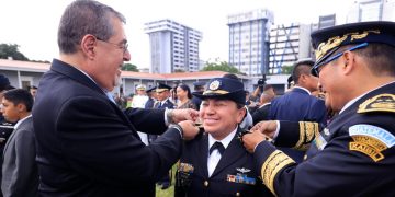 Presidente Bernardo Arévalo participa en ascensos militares entre ellos siete mujeres