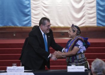 Presidente Bernardo Arévalo se reunió con Delegación de Premios Nobel de la Paz, en el Palacio Nacional de la Cultura. / Foto: Noé Pérez.