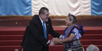 Presidente Bernardo Arévalo se reunió con Delegación de Premios Nobel de la Paz, en el Palacio Nacional de la Cultura. / Foto: Noé Pérez.