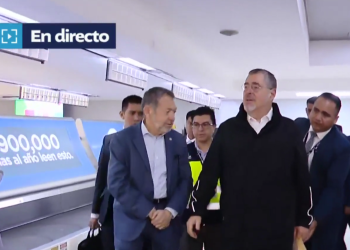 El presidente Bernardo Arévalo realiza un recorrido en el aeropuerto La Aurora.