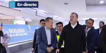 El presidente Bernardo Arévalo realiza un recorrido en el aeropuerto La Aurora.