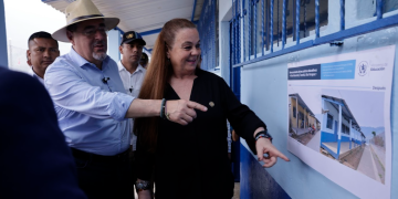 El presidente Bernardo Arévalo realizó al entrega de una de las 4 mil escuelas remozadas durante los primeros meses de gobierno.