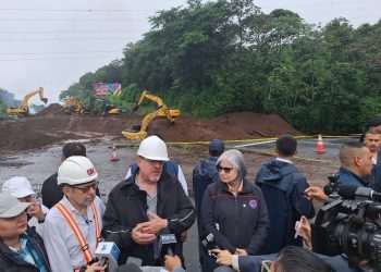 El presidente supervisó trabajos para habilitar el paso en el kilómetro 44, Palín, Escuintla, dañado por lluvias / Foto: Conred.