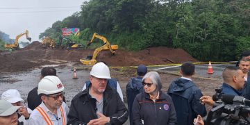 El presidente supervisó trabajos para habilitar el paso en el kilómetro 44, Palín, Escuintla, dañado por lluvias / Foto: Conred.