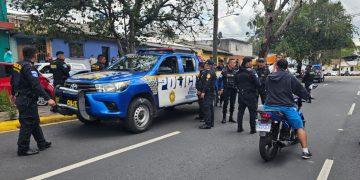 Pronta reacción policial permite captura de dos presuntos sicarios en zona 5 capitalina