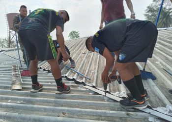 Soldados de la Brigada de Operaciones de Montaña de Petén refuerzan el techo del hospital de Sayaxché. / Foto: Mindef