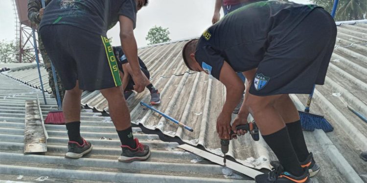 Soldados de la Brigada de Operaciones de Montaña de Petén refuerzan el techo del hospital de Sayaxché. / Foto: Mindef