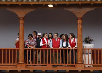 La reina Letizia de España, en su última actividad en el país, junto a personal del Centro Iberoamericano de Formación de La Antigua Guatemala.