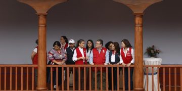 La reina Letizia de España, en su última actividad en el país, junto a personal del Centro Iberoamericano de Formación de La Antigua Guatemala.