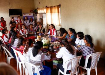 La reina Letizia de España, comparte con mujeres víctimas de violencia que reciben apoyo en el Centro de Atención Integral para Mujeres en Chimaltenango.