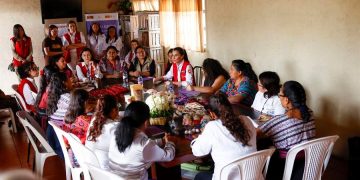 La reina Letizia de España, comparte con mujeres víctimas de violencia que reciben apoyo en el Centro de Atención Integral para Mujeres en Chimaltenango.