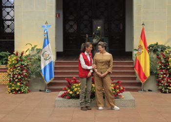 La reina Letizia de España es recibida por la primera dama de la Nación, doctora Lucrecia Peinado, en el Palacio Nacional de la Cultura.