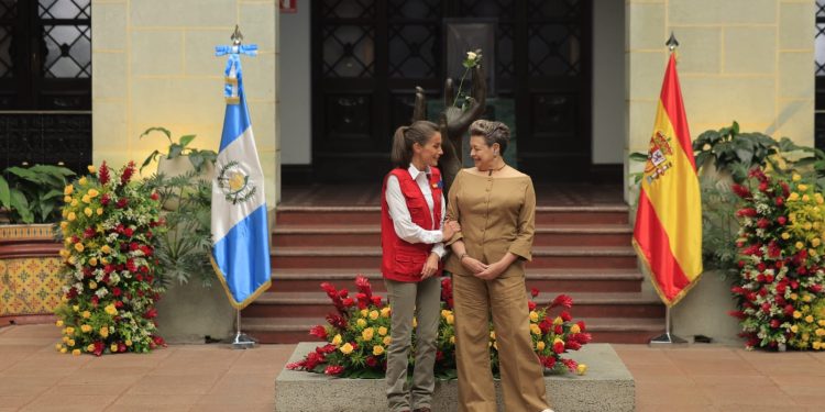 La reina Letizia de España es recibida por la primera dama de la Nación, doctora Lucrecia Peinado, en el Palacio Nacional de la Cultura.