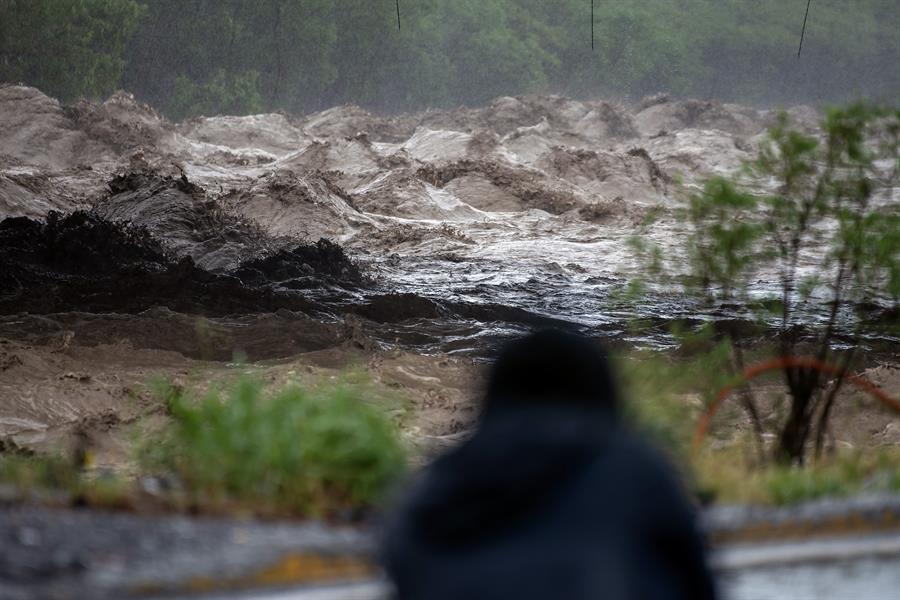 El río Santa Catarina, Nuevo León, se desbordó y causó cuantiosos daños.