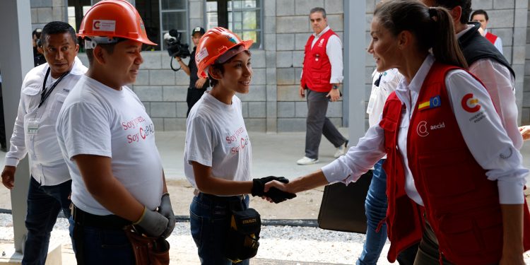Recorrido de la Reina Leticia por la Escuela Taller Norte en ciudad de Guatemala.